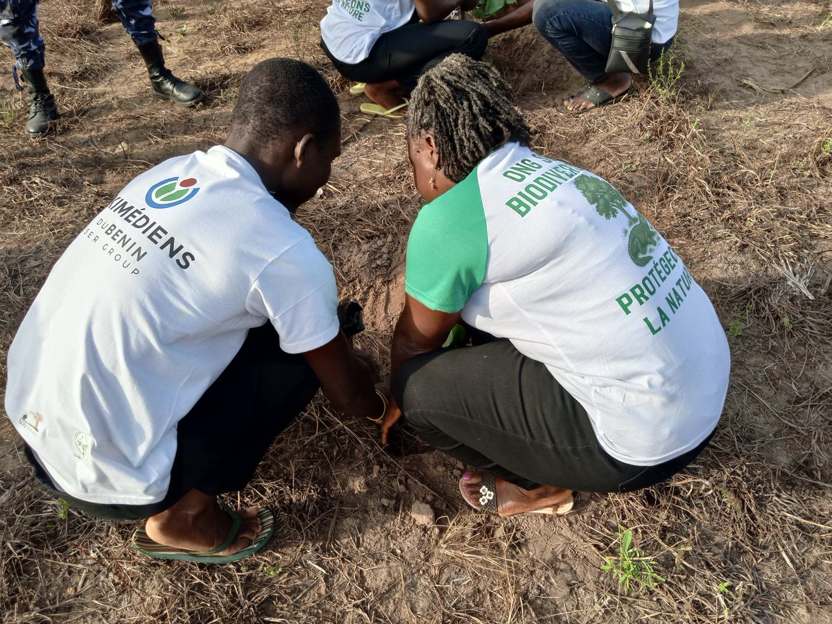 WikimediaBj's tweet photo. #WikiLovesEarth2025 au #Bénin 🇧🇯.Fin du séjour à #Savalou par plantations d'arbres pour marquer la Journée internationale de l’arbre, en présence des autorités locales, dans une ambiance conviviale avec @SosBiodiversit #WikimediaBénin #Arbre #Environnement #WLE2025 https://t.co/n9DsUc8fJA