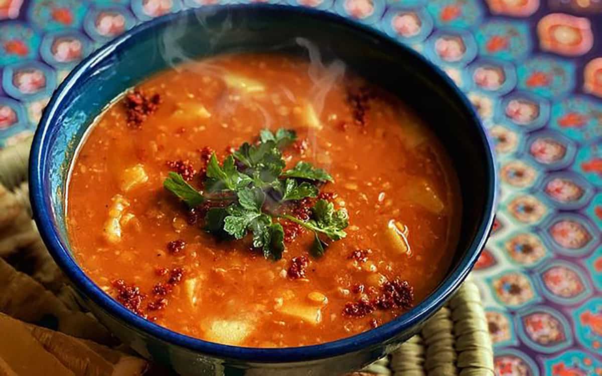 دال عدس، گرم و نرم مثل یه بغل مهربونی ❤️🔥  همین یه کاسه داغ، با نون تازه... دنیا رو جای بهتری میکنه🤤✨   

#دال_عدس #غذای_ساده_خوشمزه #حال_خوب_بخور