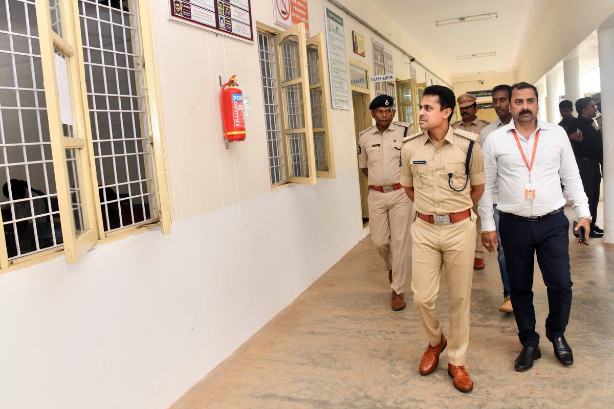 KAKINADAPOLICE's tweet image. కాకినాడ జిల్లాలో #APSLPRB-పోలీస్ కానిస్టేబుల్స్ మెయిన్స్ వ్రాత పరీక్ష ప్రశాంతంగా  ముగిసినది - #కాకినాడ జిల్లా ఎస్పీ శ్రీ G. #BinduMadhavIPS 

జిల్లాలో మొత్తం 12 సెంటర్ లలో  6,021 మంది హాజరైనట్లు, కాకినాడ #JNTU ప్రొఫెసర్ మరియు పరిక్షల కన్వీనర్ డా. శ్రీ సాయిబాబా గారు తెలియచేసారు.