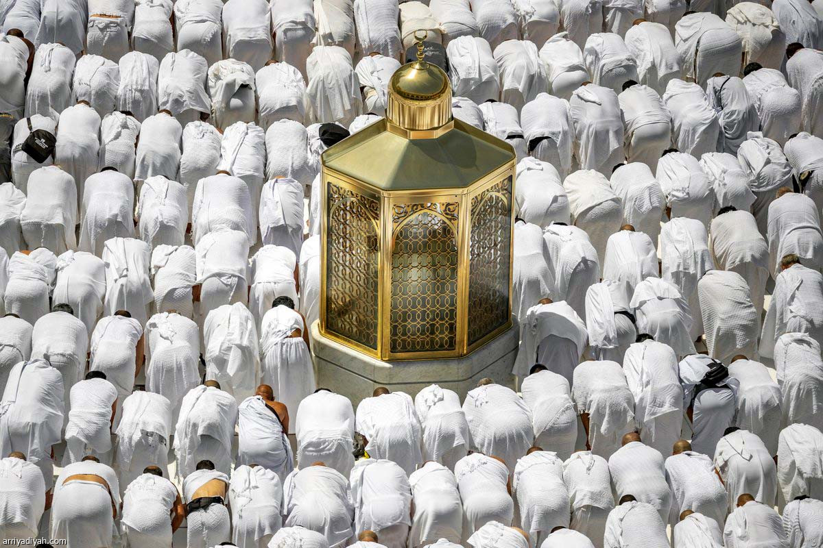 لمّا رأى النبي ﷺ سيدنا إبراهيم عليهما السلام في رحلة المعراج نعته بأنه يشبهه، 
وكُرز بن علقمة الخزاعي الذي استأجره المشركون ليتتبع أثر النبي لما خرج إلى المدينة؛ 
رأى أثر قدم النبي صلى الله عليه وسلم على الرمل قال: هذه القدم من تلك القدم التي في المَقَام.