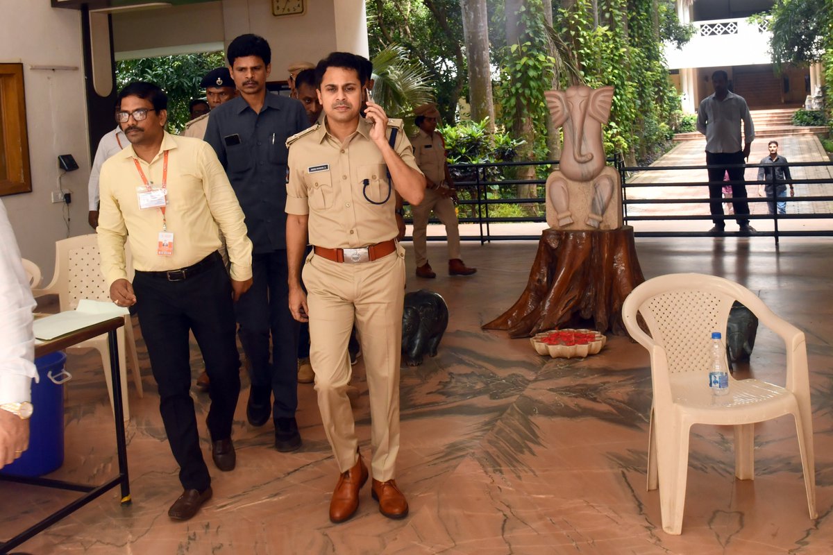 KAKINADAPOLICE's tweet image. కాకినాడ జిల్లాలో #APSLPRB-పోలీస్ కానిస్టేబుల్స్ మెయిన్స్ వ్రాత పరీక్ష ప్రశాంతంగా  ముగిసినది - #కాకినాడ జిల్లా ఎస్పీ శ్రీ G. #BinduMadhavIPS 

జిల్లాలో మొత్తం 12 సెంటర్ లలో  6,021 మంది హాజరైనట్లు, కాకినాడ #JNTU ప్రొఫెసర్ మరియు పరిక్షల కన్వీనర్ డా. శ్రీ సాయిబాబా గారు తెలియచేసారు.