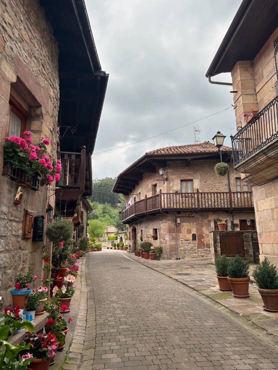 🏡✨ Riocorvo, un pequeño pueblo cántabro con alma de nobleza. Casonas señoriales, calles alineadas con historia y un ambiente que te transporta al siglo XVIII.

Toda la info 👉🏽 lasanacronicas.com/que-ver-en-rio…