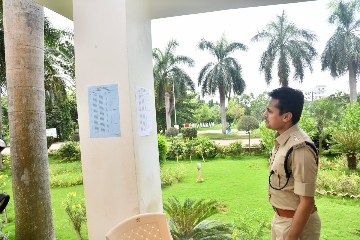 KAKINADAPOLICE's tweet image. కాకినాడ జిల్లాలో #APSLPRB-పోలీస్ కానిస్టేబుల్స్ మెయిన్స్ వ్రాత పరీక్ష ప్రశాంతంగా  ముగిసినది - #కాకినాడ జిల్లా ఎస్పీ శ్రీ G. #BinduMadhavIPS 

జిల్లాలో మొత్తం 12 సెంటర్ లలో  6,021 మంది హాజరైనట్లు, కాకినాడ #JNTU ప్రొఫెసర్ మరియు పరిక్షల కన్వీనర్ డా. శ్రీ సాయిబాబా గారు తెలియచేసారు.