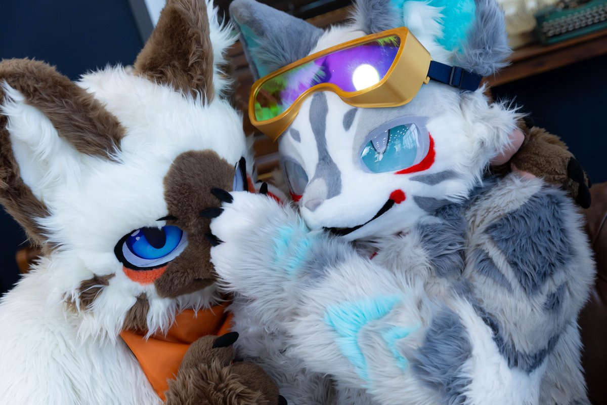 저의 행복함이... 느껴지시나요!!!! 
단독 샷도 너무 좋지만, 다른 사람들과 장난스럽게 사진 찍을 때 가장 행복하답니다...♥ 사심은.... 조금? 

📷@ Mone_Kloe