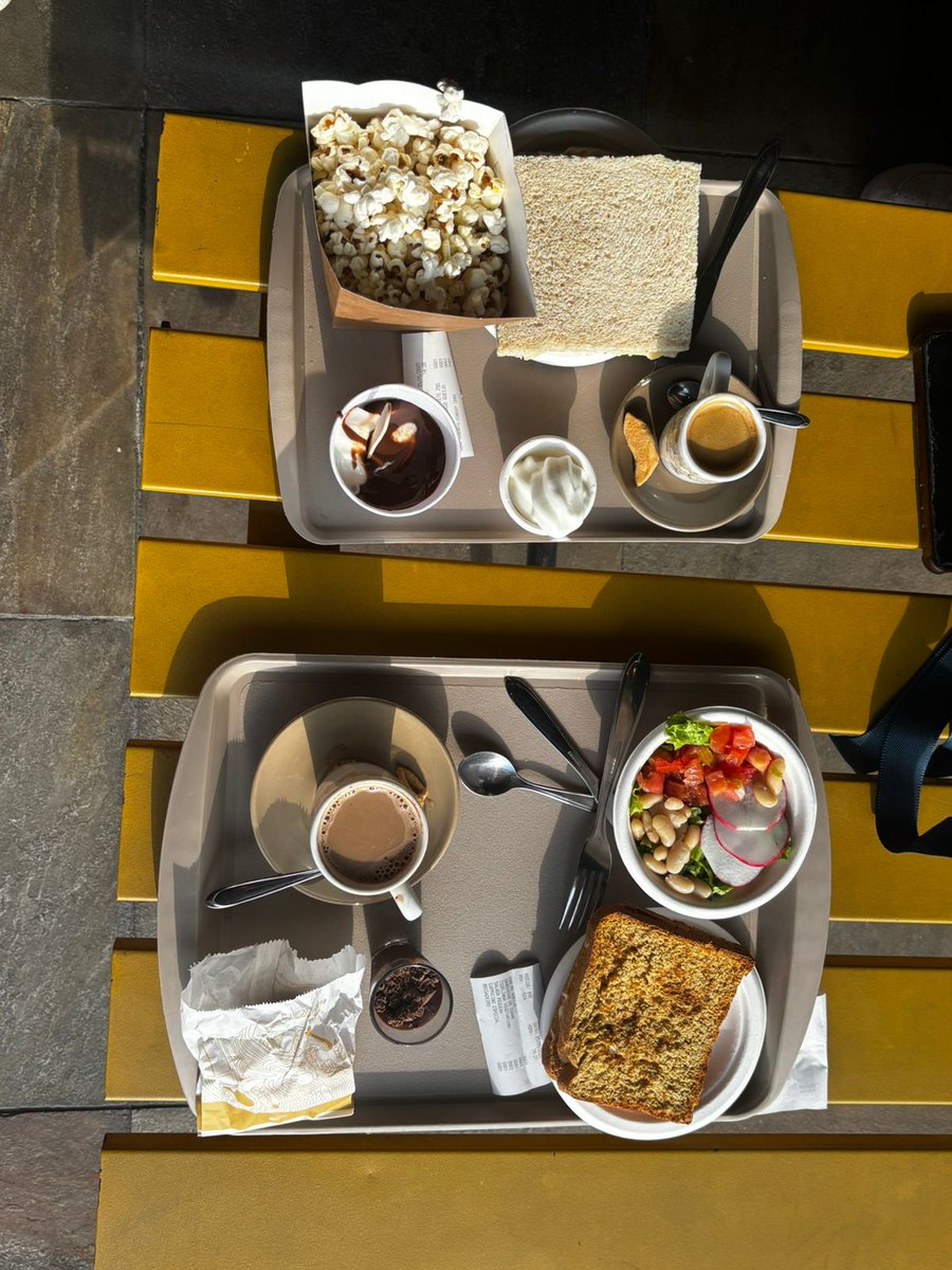comer no sesc eh definitivamente uma experiência!!!!! simplesmente a minha bandeja (a primeira) com um sanduíche, uma pipoca, um expresso com sorvete e um sorvete em si td isso 25,50 e foi o maior valor q já gastei numa cafeteria do sesc