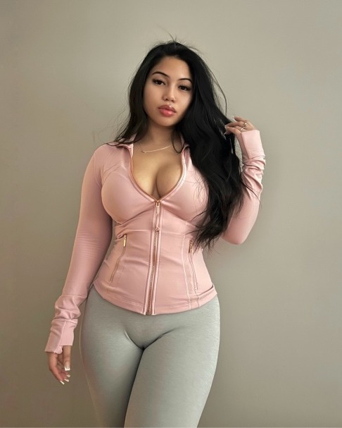 Long black hair that shines like silk and a face straight out of a dream — she’s like the perfect doll come to life.✨
Catch more of her beauty on Alua and don’t be shy… come say hi 💬💖

💌 Alua : alua.com/liyahjay

#Alua #AluaModel