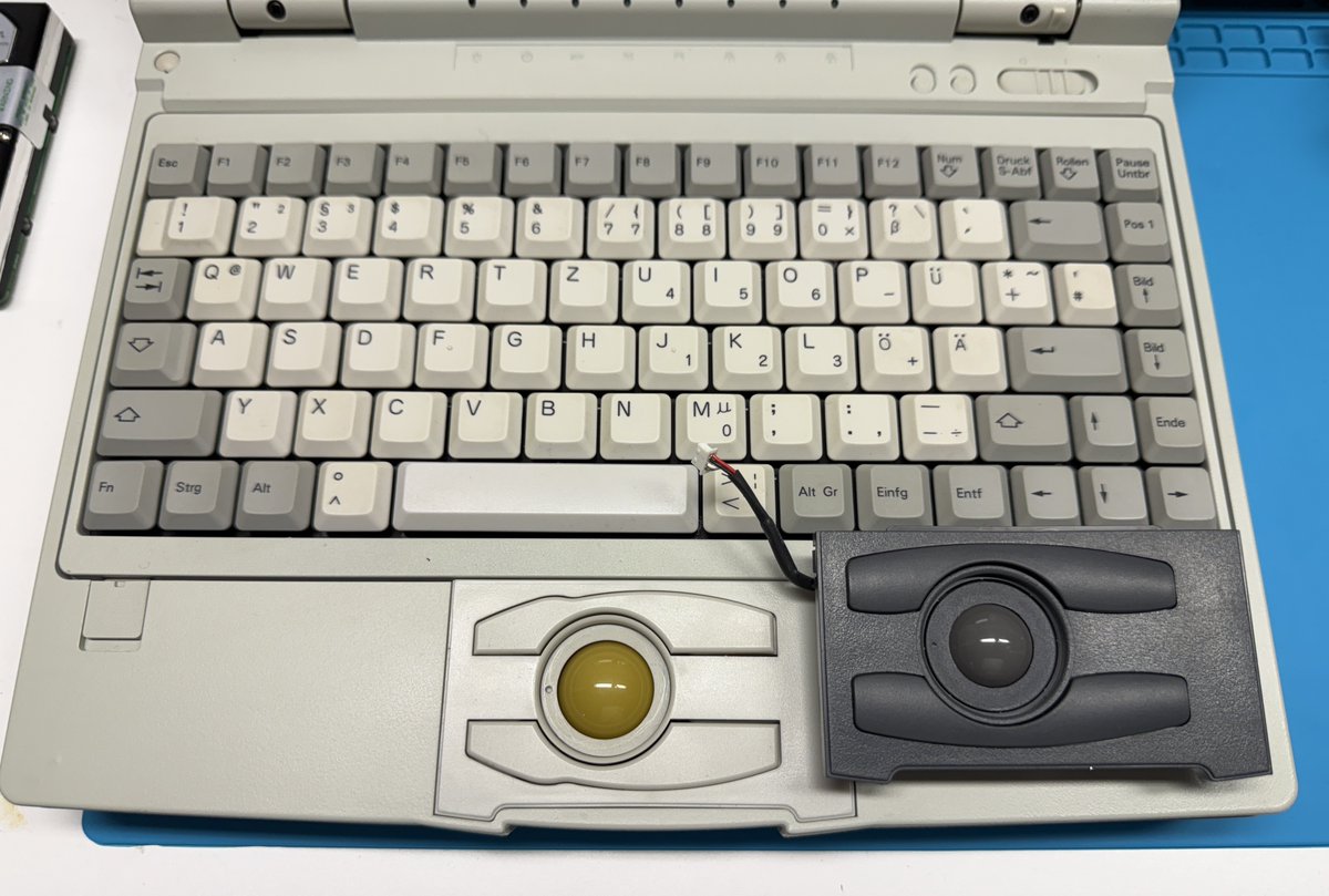 Turns out that the battery of another obsolete dark blue Acer DX4 is fully compatible with this Siemens Nixdorf laptop, and the charging LED even went on (for a second! 😂). Also, if the trackball system will ever get damaged… I got a spare one (in blue)….