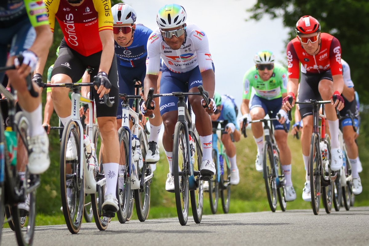 Team TotalEnergies (@teamtotalenrg) on Twitter photo Peloton étiré dans les rues de Laval. Un homme seul en tête possède toujours 50’’ d’avance, il reste 6km 😵💫
📸 <a href="/blaisou85/">Blaise Chauviere 🚴🏻</a>
#Boucles53 | #AllezTotalEnergies ⚡️ Peloton étiré dans les rues de Laval. Un homme seul en tête possède toujours 50’’ d’avance, il reste 6km 😵💫
📸 <a href="/blaisou85/">Blaise Chauviere 🚴🏻</a>
#Boucles53 | #AllezTotalEnergies ⚡️