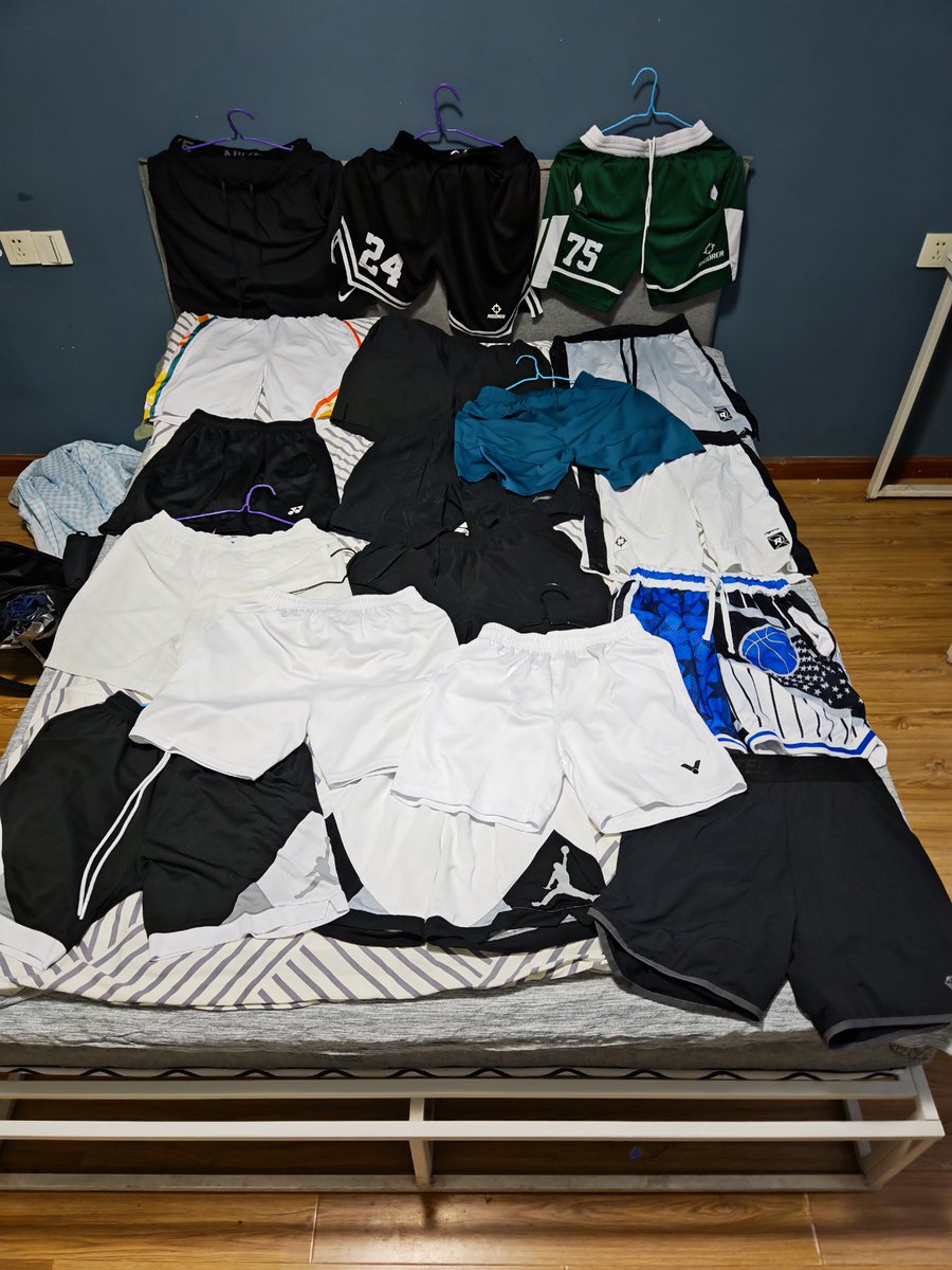 真的好多球裤，之前说的万粉福利可以开始准备起来了，球裤，内裤，袜子。还有双被射过三四次的跑鞋。都可以抽～，抽奖帖子晚点再发～