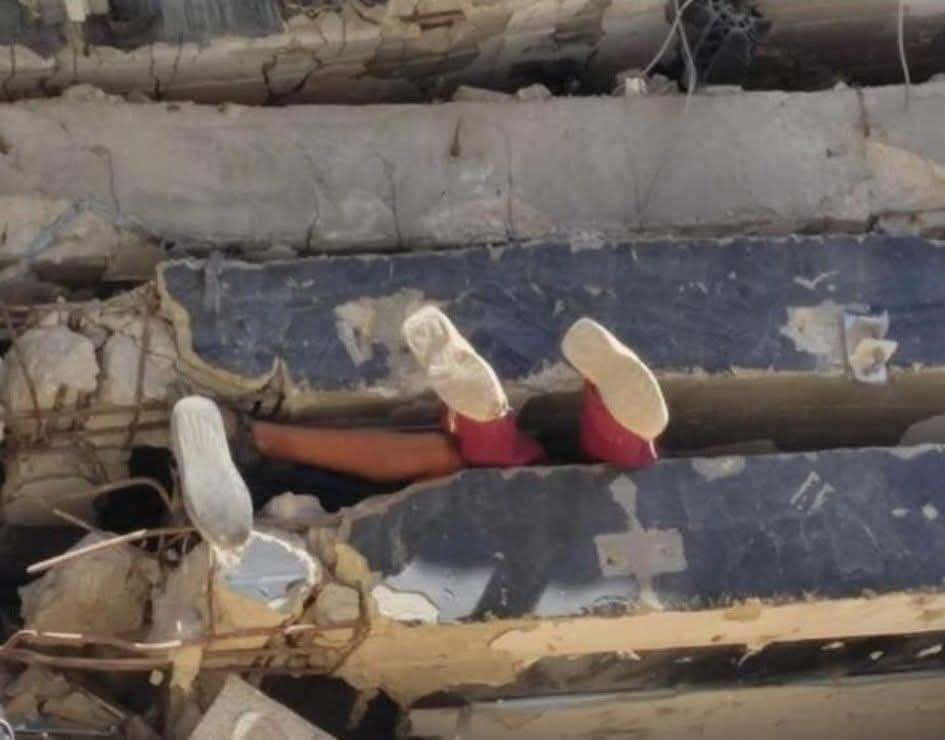 بين ثلاث طوابق !!
أطبقت على اخر الأنفاس
بين ثلاث طوابق
أطبقت على جسد نحيل مُسجّى ،،

هنا مآتم لا تنتهي !