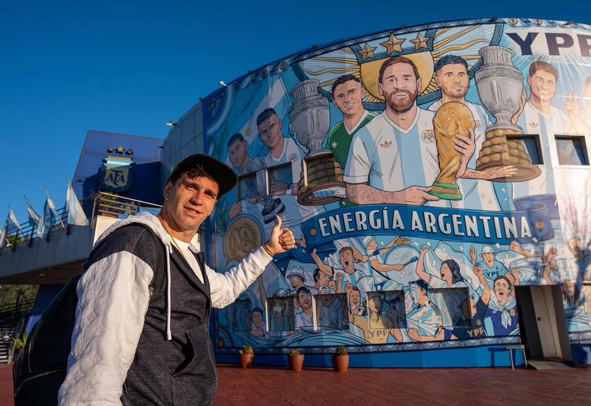 Emi Martínez has arrived at the camp 🇦🇷📸