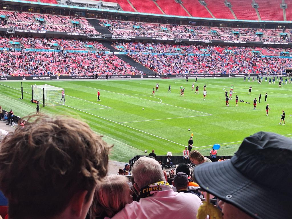 The mighty southend united warming up! #southendunited #oldhamathletic #vanarama