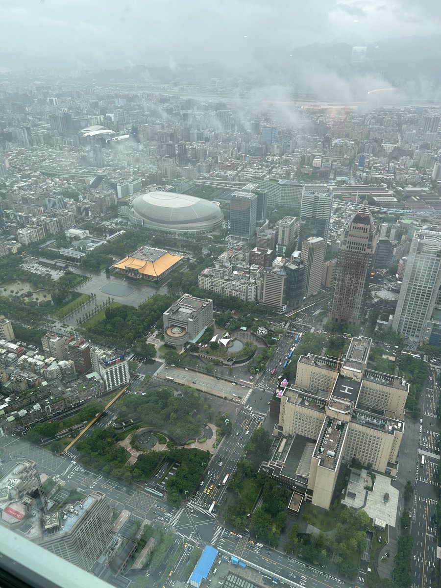 台北101🏙️✨
到着した時は雨でなんにも見えなかったけどだんだん雲なくなって良き景色☺︎