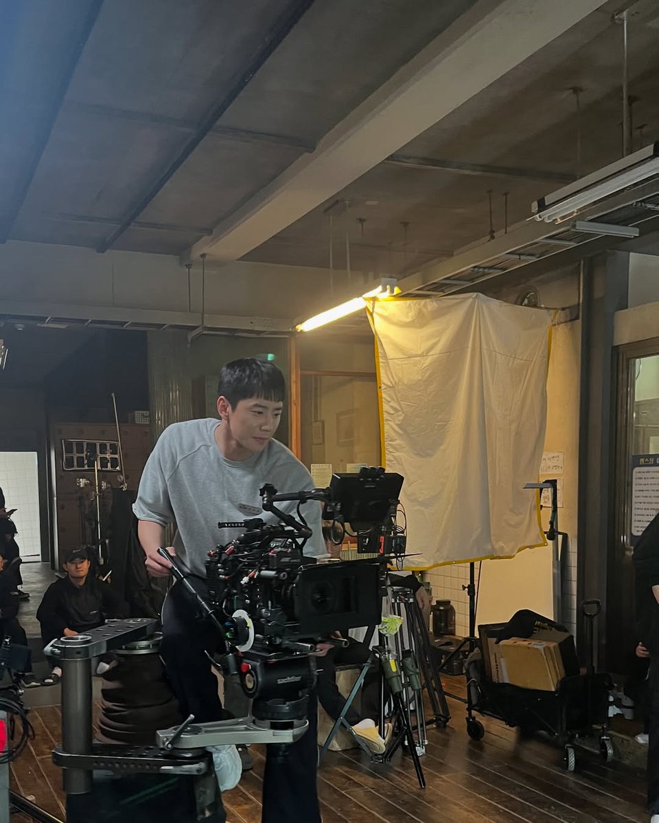 ssswong3's tweet photo. Junyoung as filming staff member 🤩
#이준영 #LEEJUNYOUNG #미스터기간제 #ClassofLies #24시헬스클럽 #PumpUptheHealthyLove https://t.co/HaPlPD9umj