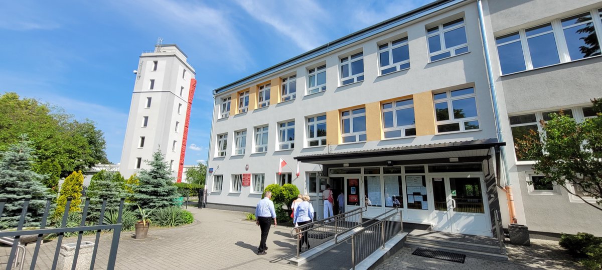 Niebo błękitne nade mną
W słońcu błyszczą się wieżowce
W Rosji palą się bombowce
W urnie kartka z iksem w kratce
Piękny dzień!