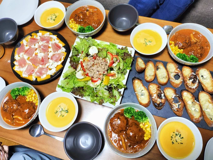 今夜は次女のお誕生日の宴です 母を招いて晩ごはん食べました 煮込みハンバーグ、人参ポタージュ、マンゴーと生ハムのカプレーゼを作りました。 #Twitter家庭料理部