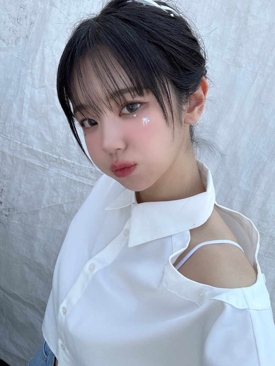 @Weekly_QWER: Jun,01,2025 Chodan weverse post 2025 WeverseCon Festival 🤍 Our first WeverseCon Festival together!!! I was excited because the venue was so spacious and wonderful, and I was excited to say hello to the Bawiges I hadn't seen in a long time... It was such a happy day 🐶 I…