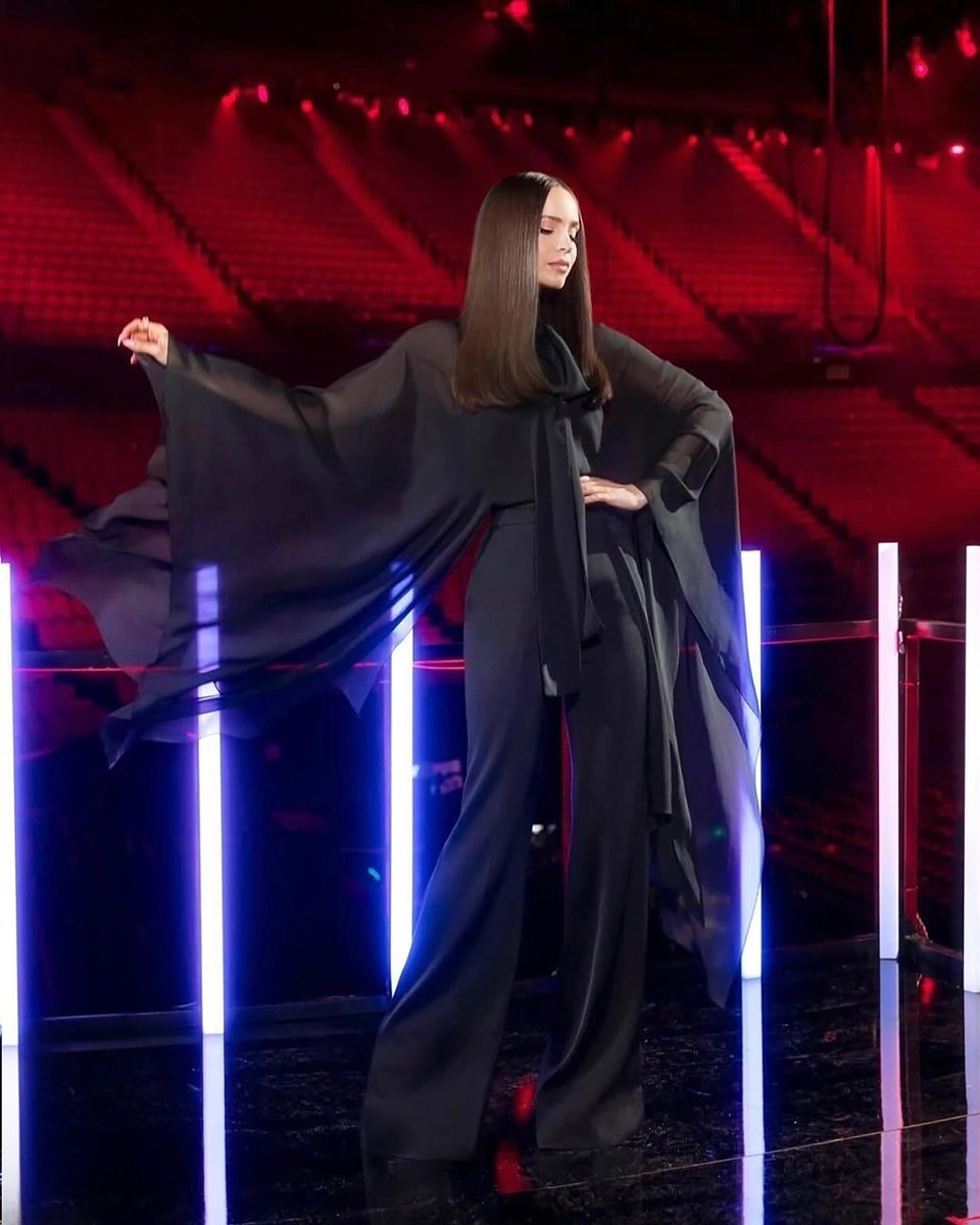 ElieSaabWorld's tweet image. Sofia Carson hosting for Netflix in an ELIE SAAB Ready-to-Wear Pre-Fall 2025 look.

#SOFIACARSON
#ELIESAAB