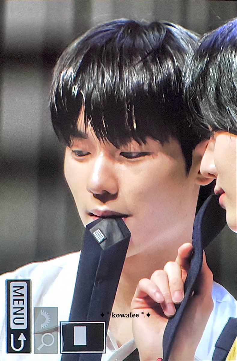 lovepartone's tweet photo. 오오 넥타이물었네..!! https://t.co/KAqdbh0CDu