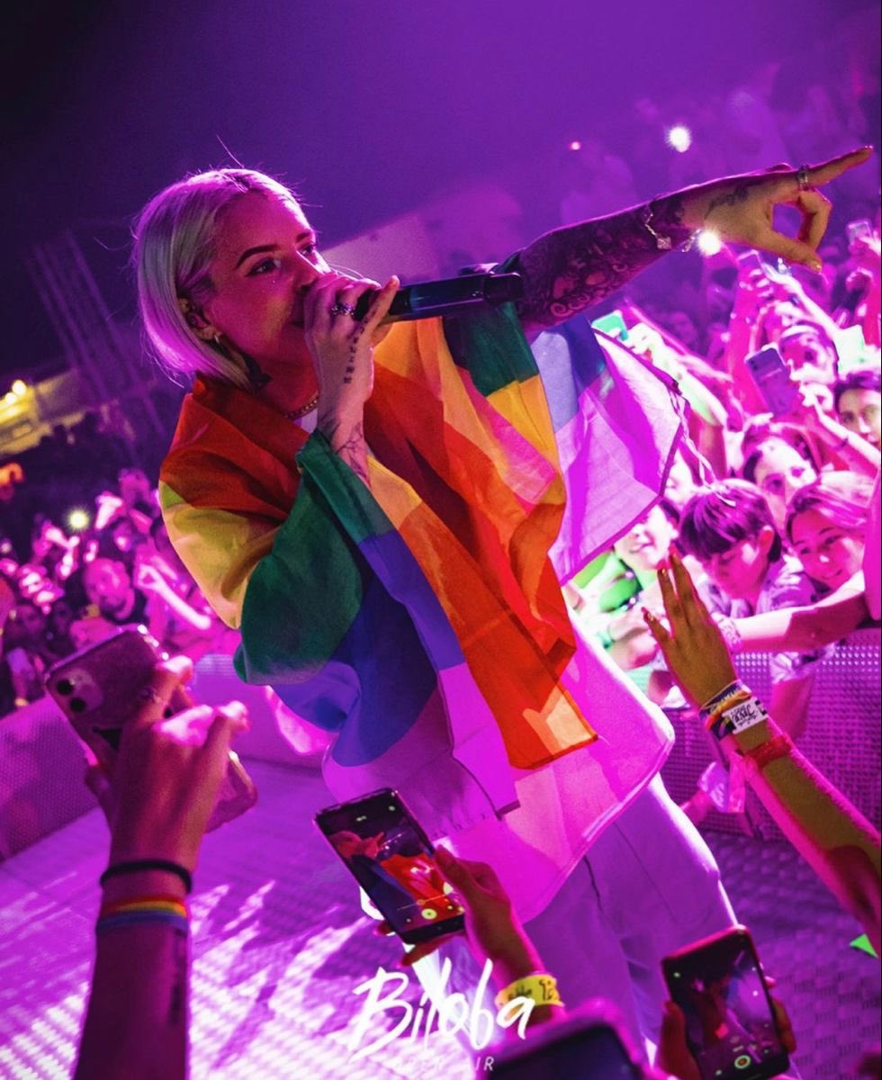 _bdlnds's tweet image. “La vida es muy corta para no enamorarnos locamente” 💗🏳️🌈💗