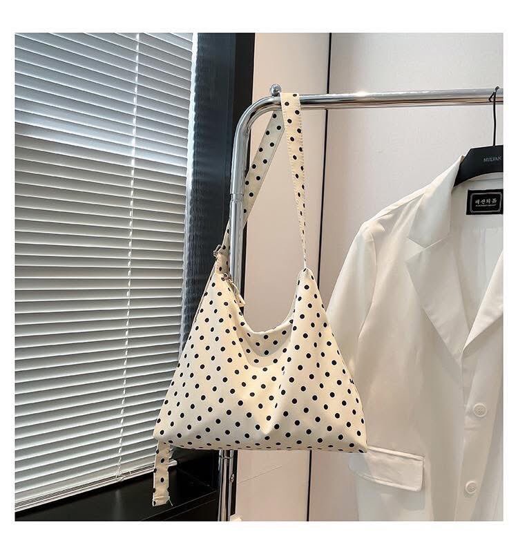 biscuittcn's tweet photo. 🌵Season Bag ส่งฟรี! 

 size : 30x28cm
♡ price : 200.-

* มี 1 สี ขาว จุดดำ * https://t.co/Y3PdTXpuaS