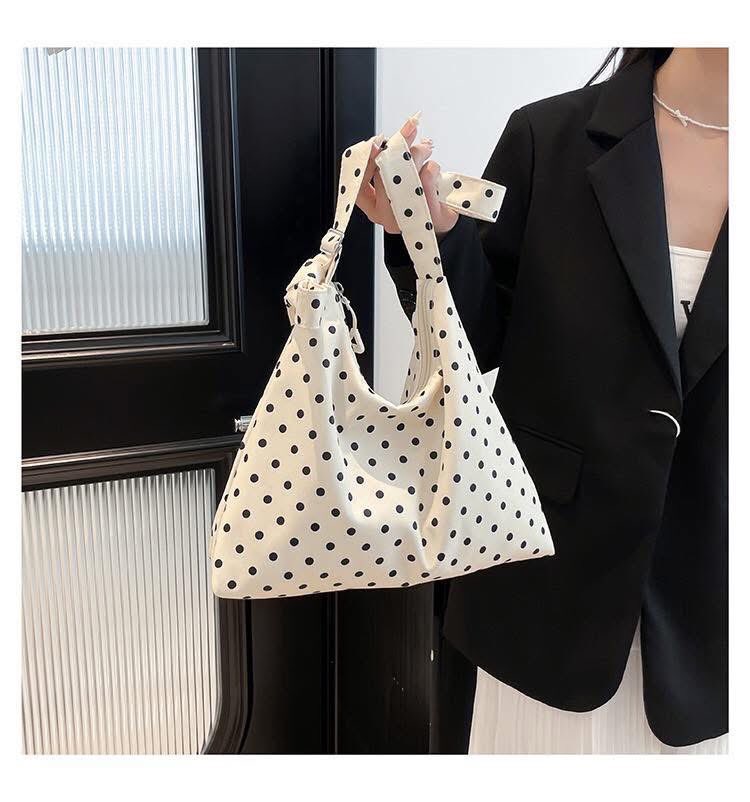 biscuittcn's tweet photo. 🌵Season Bag ส่งฟรี! 

 size : 30x28cm
♡ price : 200.-

* มี 1 สี ขาว จุดดำ * https://t.co/Y3PdTXpuaS