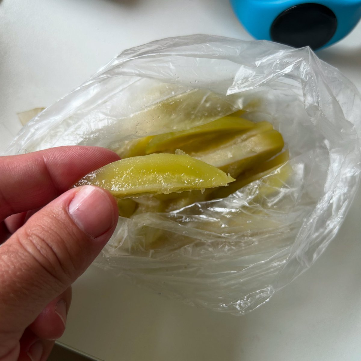 A kind fried just gifted us some delicious green unripe mango (🥭 芒果青） just in time for mango season. This is a sweet and sour treat best served cold. It tastes kind of like a sweet and sour pickle.