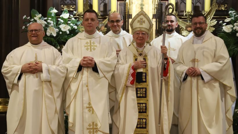 ArchKrakowska's tweet image. – Bóg rozpoczął w Tobie, drogi Łukaszu, dobre dzieło - spojrzał na Ciebie z miłością, wezwał Cię i wybrał, a z chwilą przyjęcia święceń, posyła Ciebie, abyś był Jego świadkiem w świecie – mówił abp Marek Jędraszewski.
diecezja.pl/aktualnosci/ab…