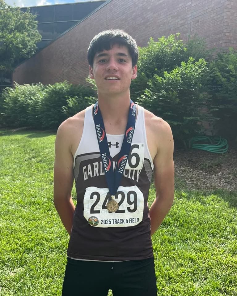 🚨🚨School Record 🚨🚨
Senior Taran Castro set a new school record in the 1600m by running 4:18.13. He finished 5th.

He also leaves by running a PR in the 800m in his last race!! Congratulations Taran on a terrific career!!