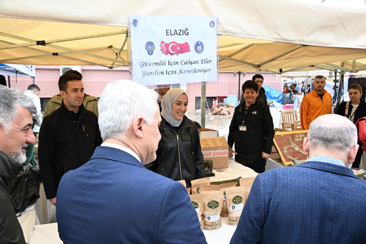 Polis Eşleri Derneği tarafından şehit ve gazi ailelerimizin üniversitede öğrenim gören kıymetli evlatlarına burs desteği sağlamak amacıyla düzenlenen anlamlı kermese katıldık.

81 ilimizden gelen katılımcıların katkılarıyla; yöresel lezzetlerin ve el emeği göz nuru ürünlerin