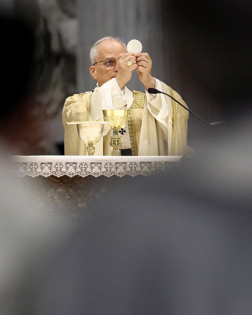 Pope Leo XIV elevates the Body of Christ