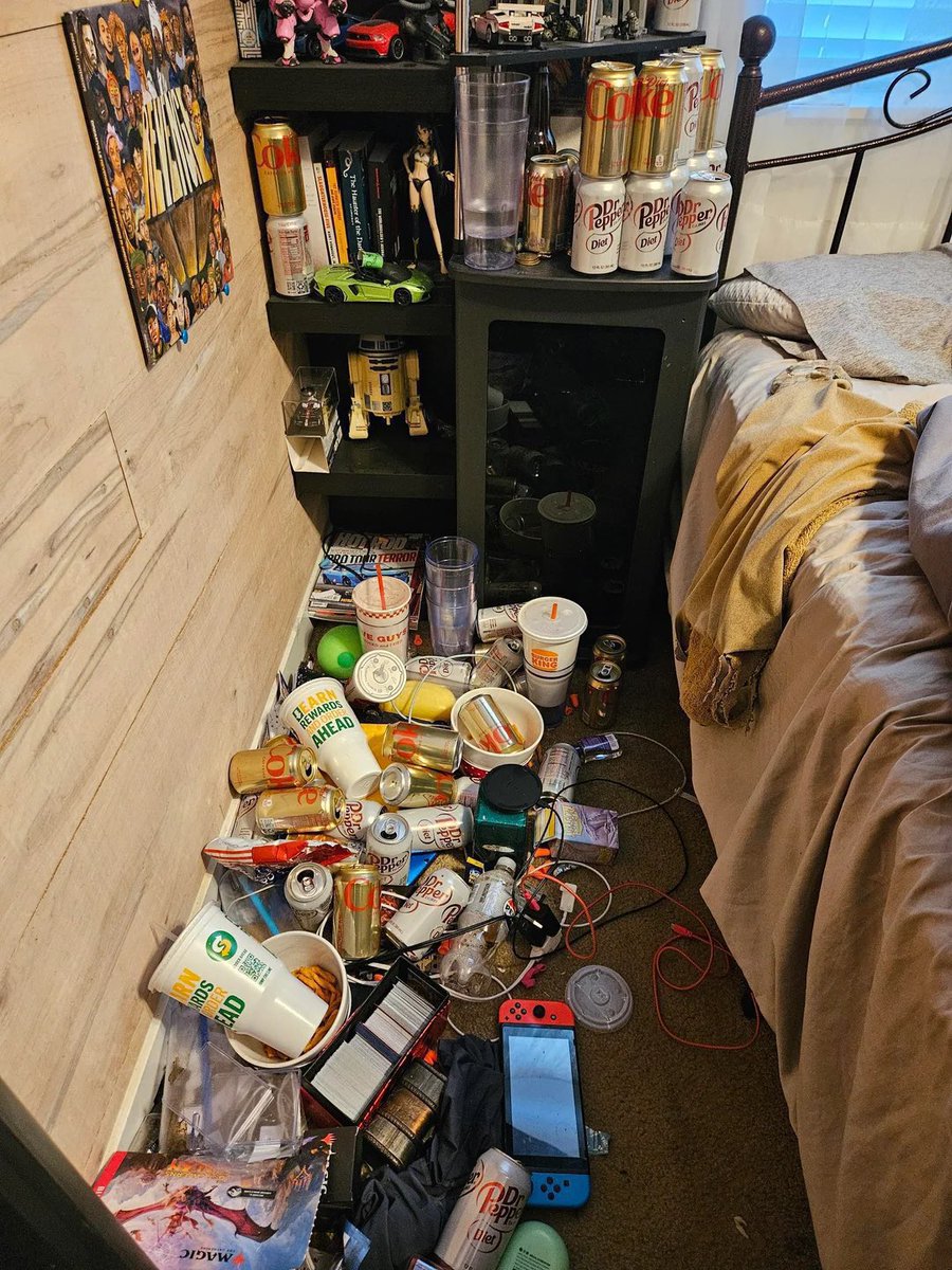 wyd if she’s a 10 but her room looks like this?