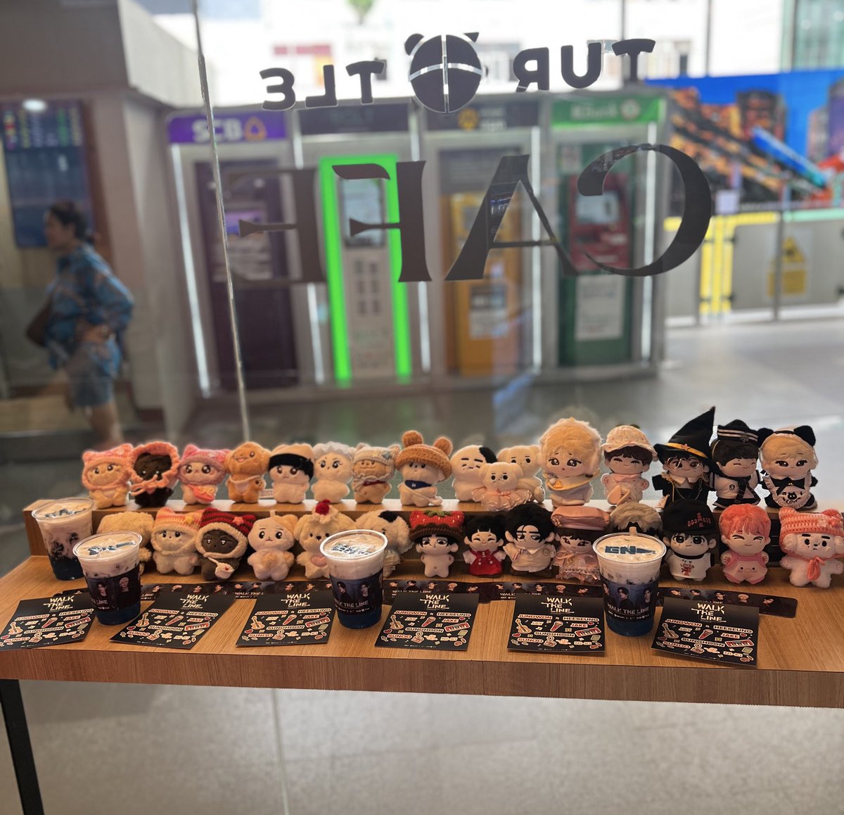 mamanoonnii_'s tweet photo. พาเด็กๆมาอีสน้ำที่บีทีเอสสส พนง.ที่สาขาพร้อมพงษ์น่ารักมากกก ปังๆๆสถานีพร้อมพงษ์อยากลงพร้อมเธอคับบ
#Turtleshop #Turtlecafe #ENHYPENDrinks #WALKTHELINE_IN_BANGKOK https://t.co/GGyG0jTVzW