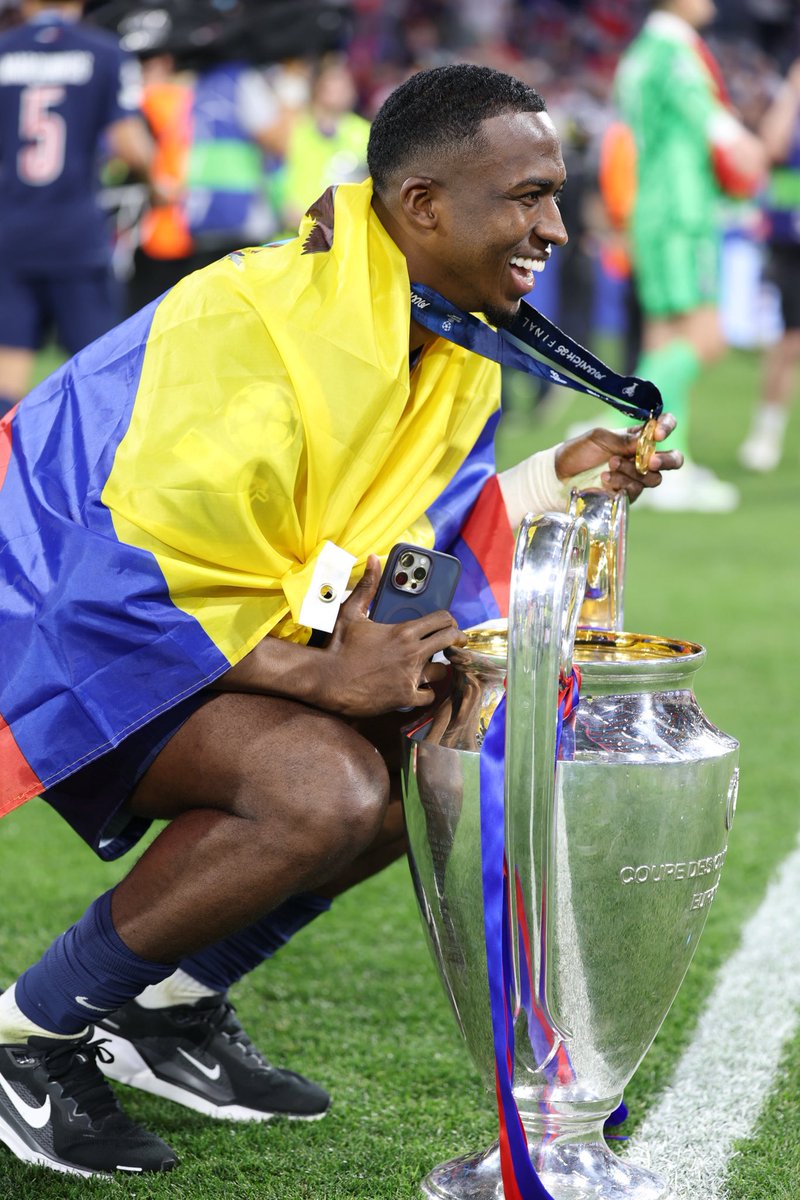 🎶 Con amor, hoy yo quiero cantar
Sí señor, a mi lindo Ecuador 🎶