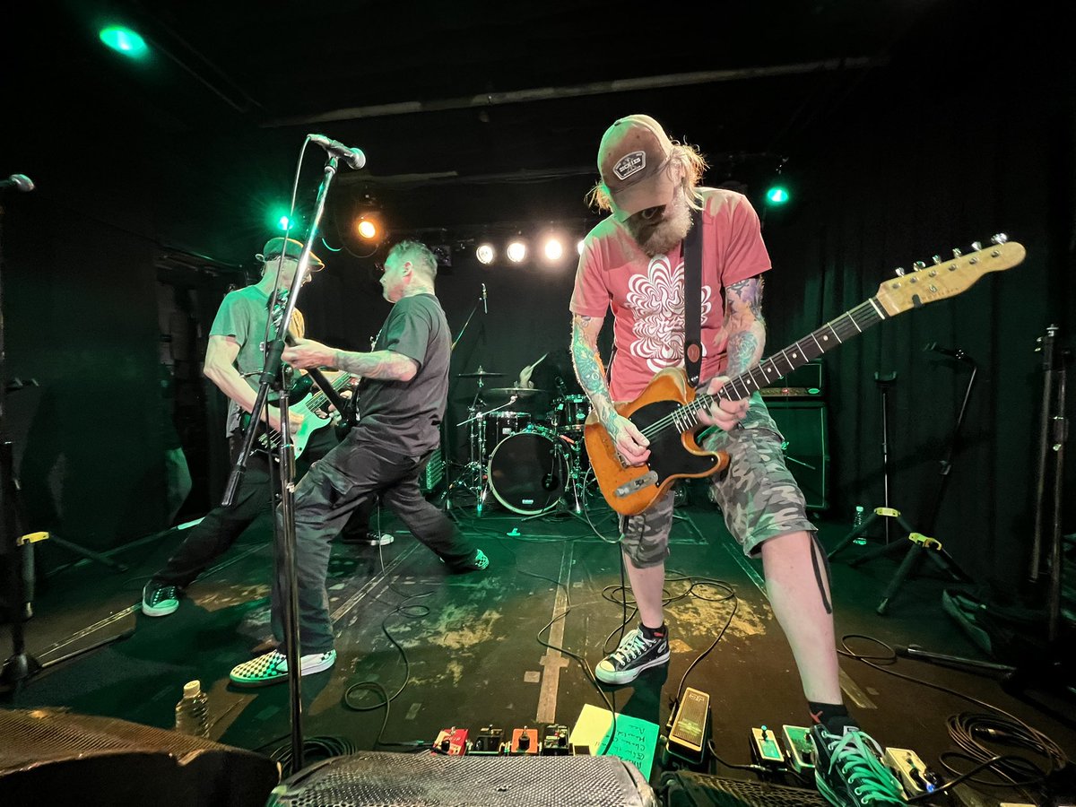 昨日のTHUNDER HORSE
事前に音を聴いていたけど、ドゥーミーなロックンロールに痺れた。最高。
ライブ中に上手ギタリストと握手。私の着ていたシャツを見て「Wao! FISHBONE!?」と口パクで反応してくれた。最高。