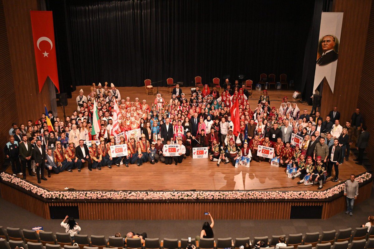 Uluslararası Isparta Gül Festivalimize yurtiçi ve yurtdışından katılım sağlayan halk oyunları ekiplerimizin Gala Programını gerçekleştirdik. 3 gün boyunca festivalimize renk katan halk oyunları ekiplerimize şahsım, belediyem ve hemşehrilerim adına teşekkür ediyorum.