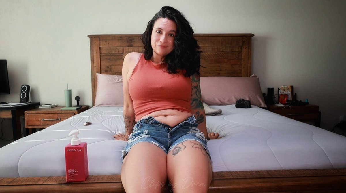 Own it, flaunt it, love it! 😎💖. Just a little picture of me from a Belly fetish clip I just did. 

milf nsfw contentcreator