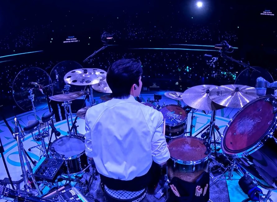 데뷔 초나 옛날 영상보면 드럼만 항상 저 뒤에 있고
조명도 제대로 못받고 그랬는데
지금은 무대 한 가운데서 가장 높은 곳에서 
공연하는 도운이 보면 맘이 몽글몽글해짐..🥹