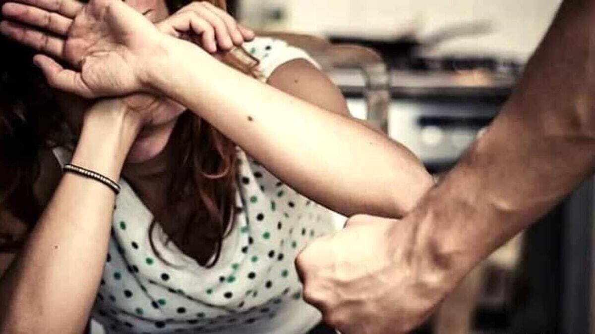 Barriera di Milano, picchia e tenta di strangolarla la compagna davanti alla figlia di 9 mesi: 36enne arrestato ift.tt/E9CxOVQ