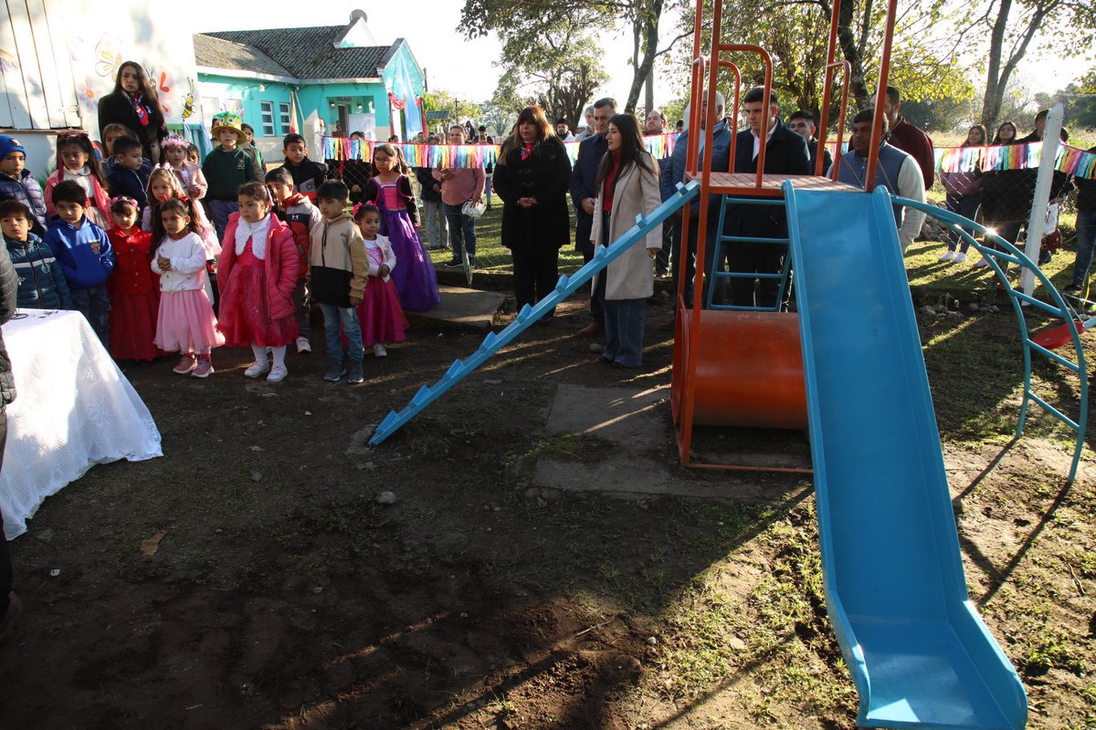 En esta semana de los jardines de Infantes estuve presente para renovar el patio de juego de la escuela René Favaloro en la Calera (Departamento Chicligasta) haciendo entrega de nuevos juegos.