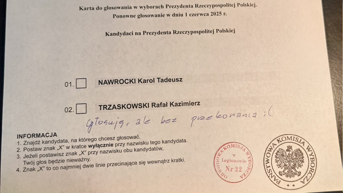 JFHarasymowicz's tweet photo. Na tej karcie - pomiędzy zdjęciem, a urną - pojawił się jeden albo dwa iksy. Gdzie i ile, to już zostawię dla siebie. Wyraźcie swoje zdanie - czy to oddając głos na jednego z tych dwóch, czy to dając żółtą kartkę im obu. Ale idźcie i bądźcie słyszani i słyszane. #Wybory2025 https://t.co/I1vf3dWrgA