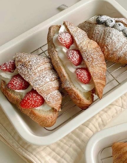 strawberry filled croissants 🥐🍓
