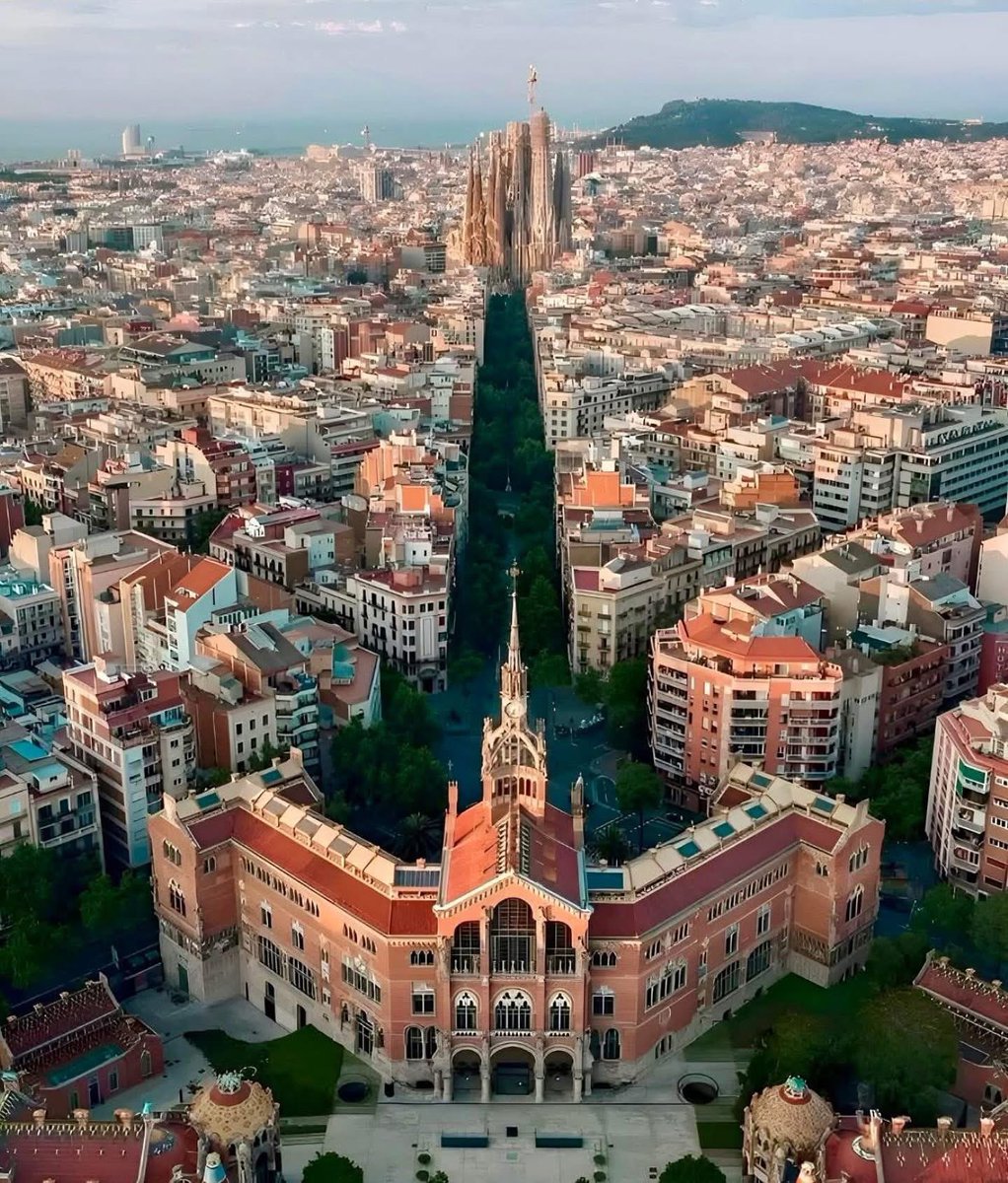 La Avenida Gaudí de Barcelona une la Sagrada Família de Antoni Gaudí y el Hospital de la Santa Creu i Sant Pau de Lluís Domènech i Montaner. Ambas obras son Patrimonio Mundial de la UNESCO.
