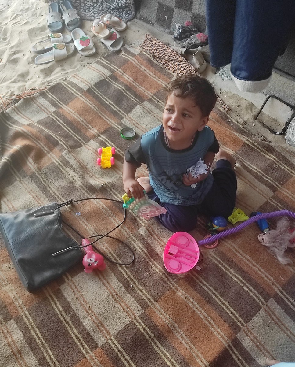 mohessa822942's tweet image. Look at how I can make my son laugh despite the constant shelling and fear. We are in the street, with shelling above us and cold below us. He is crying, and I try to lie to him. I don't know what to do.I just want to buy a tent, please.