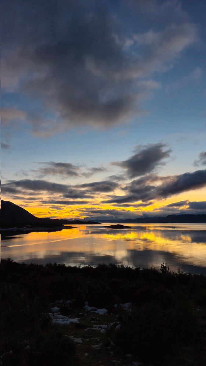 Atardecer en Bahía Róbalo, Isla Navarino.

#patagonia #surdechile