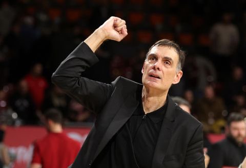 Coach μόνο εσένα πιστεύω . Αν μπορέσεις γύρνα το. 
Ανεξάρτητα πως θα πάνε οι τελικοί στο τέλος πρέπει να πεις για τους πάντες (αφους, παίκτες) και μετά αν συνεχίσει η ίδια κατάσταση, παραιτήσου γιατί είναι κρίμα . 
#Olympiacos_BC #OlympiacosBC