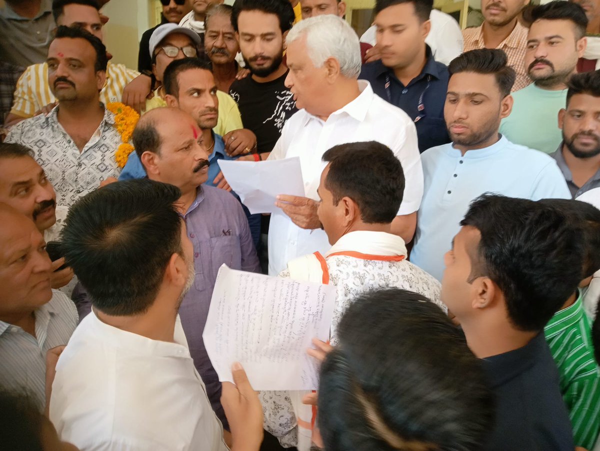 Sharif Khan (@sharifk34584729) on Twitter photo आज फिर कोविड़ हैल्थ असिस्टेंट ने दिया पुनः नोकरी बहाली का ज्ञापन डॉ किरोड़ी लाल जी को
कब मिलेंगी पुर्व कांग्रेस सरकार मे छीनी हुई नोकरी
आज भी इंतज़ार है CHA को पुनः नोकरी बहाली का
माननीय <a href="/BhajanlalBjp/">Bhajanlal Sharma</a> जी निवेदन है CHA नर्सेज की पुनः नोकरी बहाली करे l
<a href="/DrKirodilalBJP/">Dr. Kirodi Lal Meena</a>
<a href="/RajCMO/">CMO Rajasthan</a> आज फिर कोविड़ हैल्थ असिस्टेंट ने दिया पुनः नोकरी बहाली का ज्ञापन डॉ किरोड़ी लाल जी को
कब मिलेंगी पुर्व कांग्रेस सरकार मे छीनी हुई नोकरी
आज भी इंतज़ार है CHA को पुनः नोकरी बहाली का
माननीय <a href="/BhajanlalBjp/">Bhajanlal Sharma</a> जी निवेदन है CHA नर्सेज की पुनः नोकरी बहाली करे l
<a href="/DrKirodilalBJP/">Dr. Kirodi Lal Meena</a>
<a href="/RajCMO/">CMO Rajasthan</a>