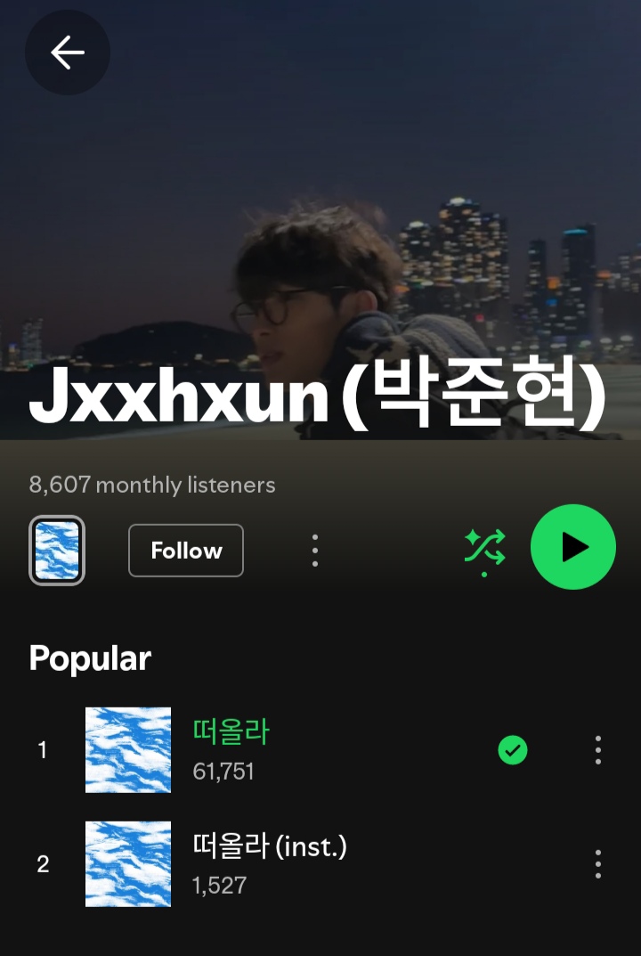 Gaiss pada tau ini ga si?? ini kayanya solois krnb baru merintis trs promote di tiktoknya dan surprisingly enak bgtt?!?! saking hidden gemnya bahkan td di search judul lagunya pun ga ketemu 🥲🥲 u guys should take a loook!!! 🙏🙏😭 khh