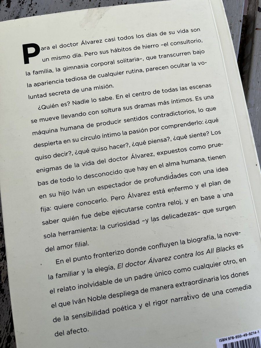 Cuando mi viejo enfermó empecé a escribir una crónica de su calvario. Con el tiempo pensé que su agonía era una ventana para espiar su vida y la mía por añadidura. Creo que la relación con un padre es la Caja Negra de nuestra existencia. 
Ahora esa Caja es este libro.
Si gustan..