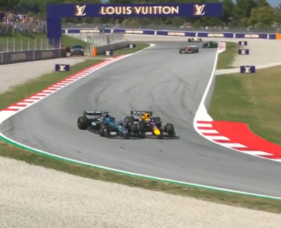 con el perdón de todos, pero este campeonato sería más competitivo y entretenido si Max Verstappen y George Russell tuvieran los dos autos competitivos, tendríamos drama fuera e intentos de terrorismo en pista, adelantamiento, sanciones. Todo el show hoy se lo llevaron ellos